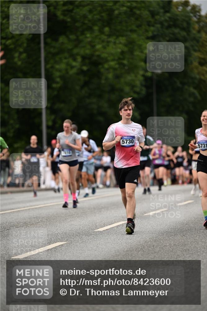 29.06.2025 - hella hamburg halbmarathon Dr. Thomas Lammeyer http://msf.ph/oto/8423600 29.06.2025 10:48:59 Kennedybrücke 1713, 2186, 2692, 3506, 3596, 4215, 4968, 5355, 5730, 5731, 6036, 6895, 6922, 7489, 7610, 7818, 8763, 8870, 9331, 9333, 10303, 10304, 10707 meine-sportfotos.de