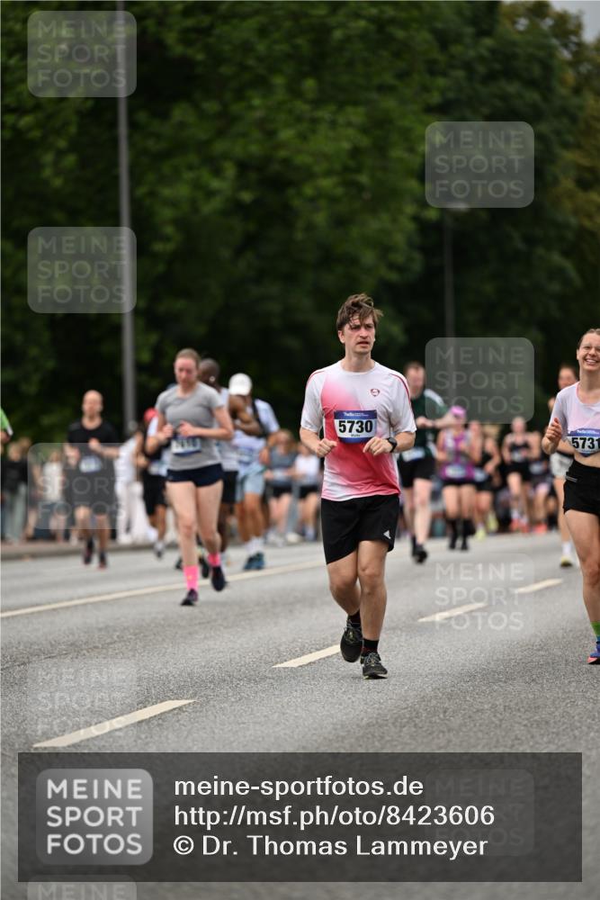 29.06.2025 - hella hamburg halbmarathon Dr. Thomas Lammeyer http://msf.ph/oto/8423606 29.06.2025 10:48:59 Kennedybrücke 1713, 2186, 2692, 3506, 3596, 4215, 4968, 5355, 5730, 5731, 6036, 6895, 6922, 7489, 7610, 7818, 8763, 8870, 9331, 9333, 10303, 10304, 10707 meine-sportfotos.de