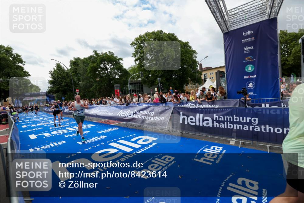 29.06.2025 - hella hamburg halbmarathon Zöllner http://msf.ph/oto/8423614 29.06.2025 10:33:15 Ziel 1910, 6473, 9047, 14167, 14276, 17175, 18455 meine-sportfotos.de