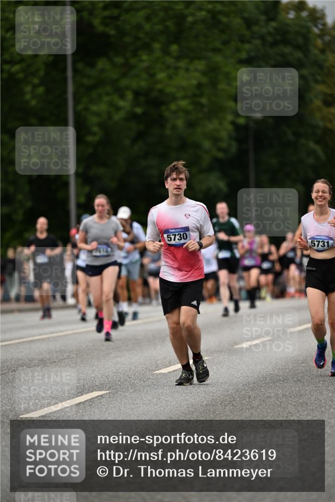 29.06.2025 - hella hamburg halbmarathon Dr. Thomas Lammeyer http://msf.ph/oto/8423619 29.06.2025 10:48:59 Kennedybrücke 1713, 2186, 2692, 3506, 3596, 4215, 4968, 5355, 5730, 5731, 6036, 6895, 6922, 7489, 7610, 7818, 8763, 8870, 9331, 9333, 10303, 10304, 10707 meine-sportfotos.de