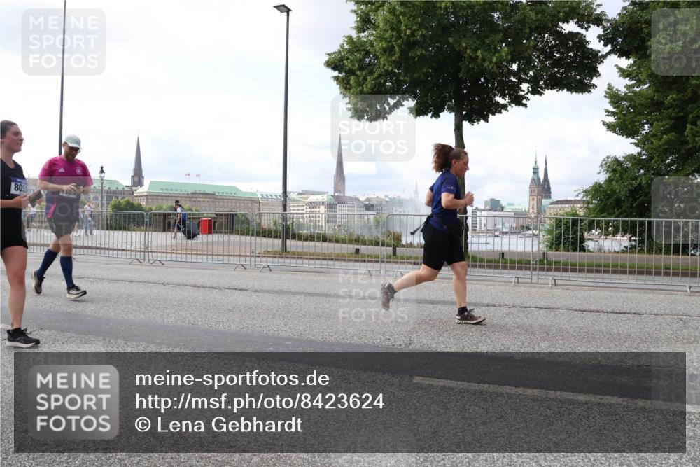 29.06.2025 - hella hamburg halbmarathon Lena Gebhardt http://msf.ph/oto/8423624 29.06.2025 10:06:11 Lombardsbrücke 8051, 1229, 1245, 1448, 1766, 1830, 1842, 2471, 2540, 3062, 3929, 4169, 4542, 4666, 4868, 5431, 5762, 6014, 6314, 7138, 7741, 8051, 8316, 8894, 8909, 9361, 9477, 9560, 10214, 10297, 10781, 13042, 13054, 13481, 13863, 14369, 14987, 15113, 15145, 15229, 15462, 15537, 15766, 15772, 15858, 16441, 16687, 17239, 17746, 17885, 18042, 18575, 18577, 18768, 18857, 18910, 18913, 18966, 18973 meine-sportfotos.de