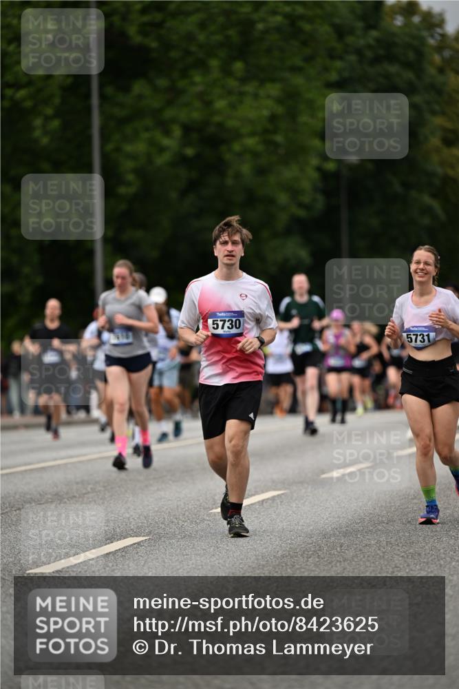 29.06.2025 - hella hamburg halbmarathon Dr. Thomas Lammeyer http://msf.ph/oto/8423625 29.06.2025 10:49:00 Kennedybrücke 1713, 2186, 2692, 3506, 3596, 4215, 5730, 5731, 6036, 6895, 6922, 7489, 7541, 7610, 7818, 8763, 9331, 9333, 10223, 10303, 10304, 10707 meine-sportfotos.de