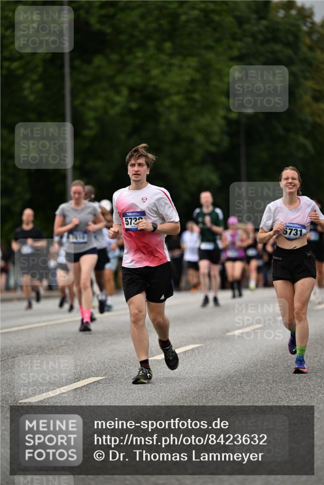 29.06.2025 - hella hamburg halbmarathon Dr. Thomas Lammeyer http://msf.ph/oto/8423632 29.06.2025 10:49:00 Kennedybrücke 1713, 2186, 2692, 3506, 3596, 4215, 5730, 5731, 6036, 6895, 6922, 7489, 7541, 7610, 7818, 8763, 9331, 9333, 10223, 10303, 10304, 10707 meine-sportfotos.de