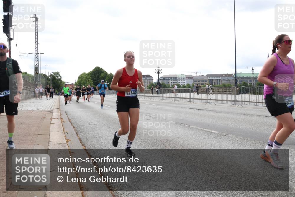 29.06.2025 - hella hamburg halbmarathon Lena Gebhardt http://msf.ph/oto/8423635 29.06.2025 10:28:16 Lombardsbrücke 5574, 12842, 8291, 1148, 3445, 5177, 5369, 5604, 5718, 5847, 5939, 6418, 6632, 7497, 7667, 7980, 8215, 8327, 9567, 9653, 9654, 9855, 10434, 11692, 11739, 12780, 12823, 12842, 13045, 13296, 13400, 13568, 13678, 13860, 14017, 14155, 15123, 15607, 15608, 16569, 16804, 18256, 18293, 18604, 19180 meine-sportfotos.de