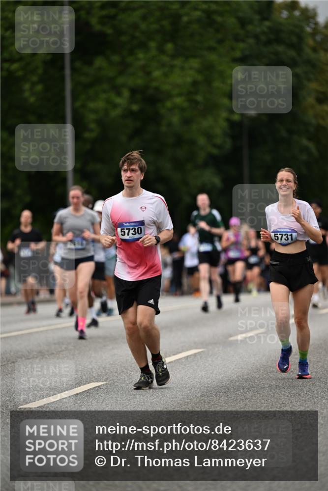 29.06.2025 - hella hamburg halbmarathon Dr. Thomas Lammeyer http://msf.ph/oto/8423637 29.06.2025 10:49:00 Kennedybrücke 1713, 2186, 2692, 3506, 3596, 4215, 5730, 5731, 6036, 6895, 6922, 7489, 7541, 7610, 7818, 8763, 9331, 9333, 10223, 10303, 10304, 10707 meine-sportfotos.de
