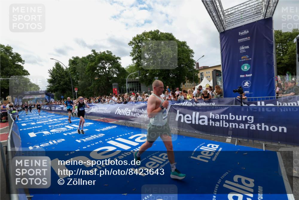 29.06.2025 - hella hamburg halbmarathon Zöllner http://msf.ph/oto/8423643 29.06.2025 10:33:16 Ziel 1910, 6473, 7723, 9047, 14167, 17175, 18455 meine-sportfotos.de