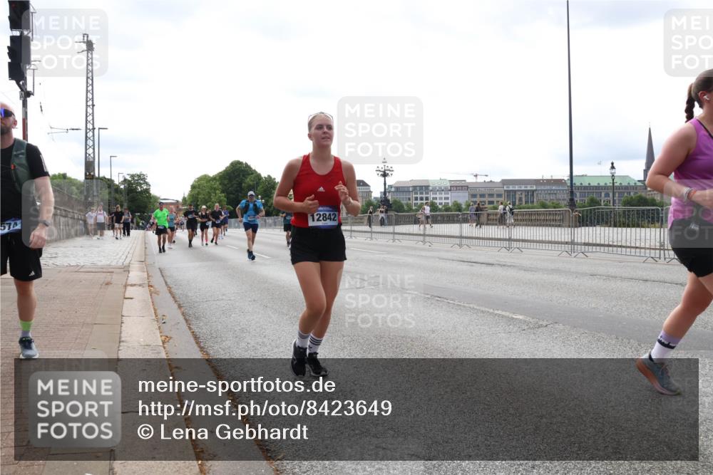 29.06.2025 - hella hamburg halbmarathon Lena Gebhardt http://msf.ph/oto/8423649 29.06.2025 10:28:16 Lombardsbrücke 570, 12842, 1148, 3445, 5177, 5369, 5604, 5718, 5847, 5939, 6418, 6632, 7497, 7667, 7980, 8215, 8327, 9567, 9653, 9654, 9855, 10434, 11692, 11739, 12780, 12823, 12842, 13045, 13296, 13400, 13568, 13678, 13860, 14017, 14155, 15123, 15607, 15608, 16569, 16804, 18256, 18293, 18604, 19180 meine-sportfotos.de