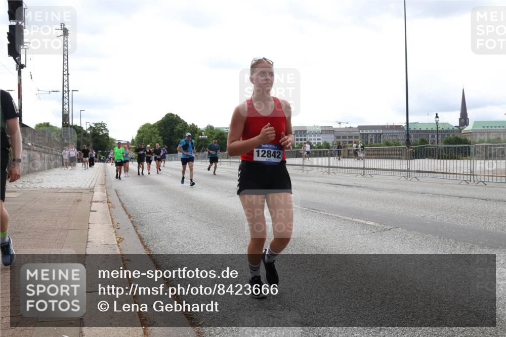 29.06.2025 - hella hamburg halbmarathon Lena Gebhardt http://msf.ph/oto/8423666 29.06.2025 10:28:17 Lombardsbrücke 12842, 1148, 3445, 5177, 5369, 5604, 5718, 5847, 5903, 5939, 6418, 6632, 7497, 7667, 7980, 8215, 8327, 9567, 9653, 9654, 9855, 10434, 11692, 11739, 12780, 12823, 12842, 13045, 13296, 13400, 13568, 13678, 13860, 14017, 14155, 15123, 15607, 15608, 16569, 16804, 18256, 18293, 18604, 19180 meine-sportfotos.de
