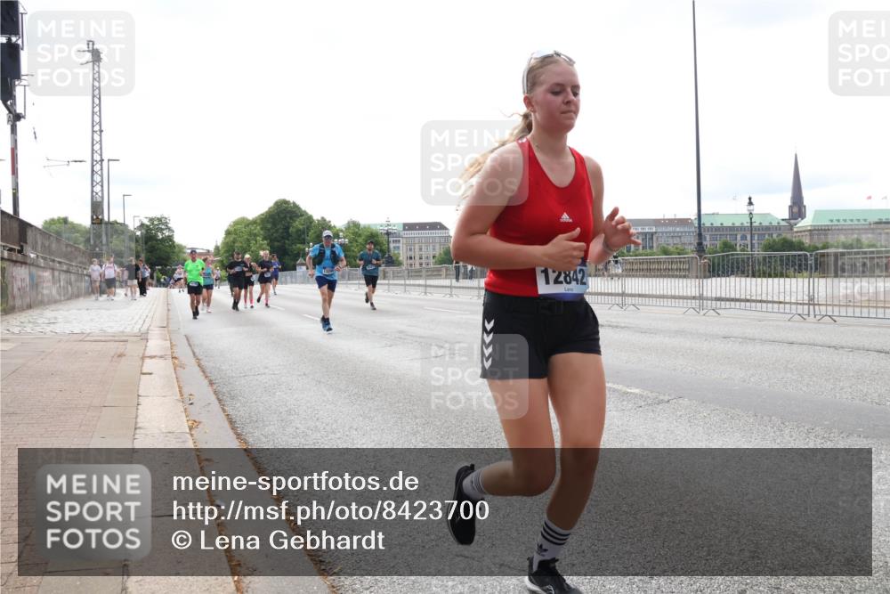 29.06.2025 - hella hamburg halbmarathon Lena Gebhardt http://msf.ph/oto/8423700 29.06.2025 10:28:17 Lombardsbrücke 12842, 1148, 3445, 5177, 5369, 5604, 5718, 5847, 5903, 5939, 6418, 6632, 7497, 7667, 7980, 8215, 8327, 9567, 9653, 9654, 9855, 10434, 11692, 11739, 12780, 12823, 12842, 13045, 13296, 13400, 13568, 13678, 13860, 14017, 14155, 15123, 15607, 15608, 16569, 16804, 18256, 18293, 18604, 19180 meine-sportfotos.de