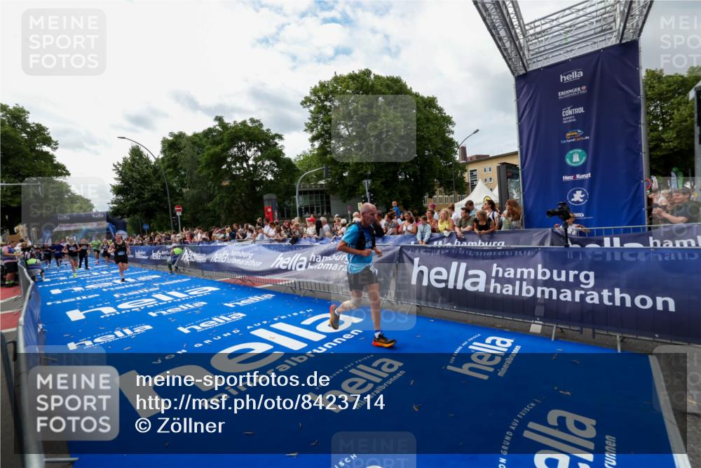29.06.2025 - hella hamburg halbmarathon Zöllner http://msf.ph/oto/8423714 29.06.2025 10:33:18 Ziel 1910, 1959, 4679, 7723, 9047, 14167, 16881, 17175, 18455 meine-sportfotos.de