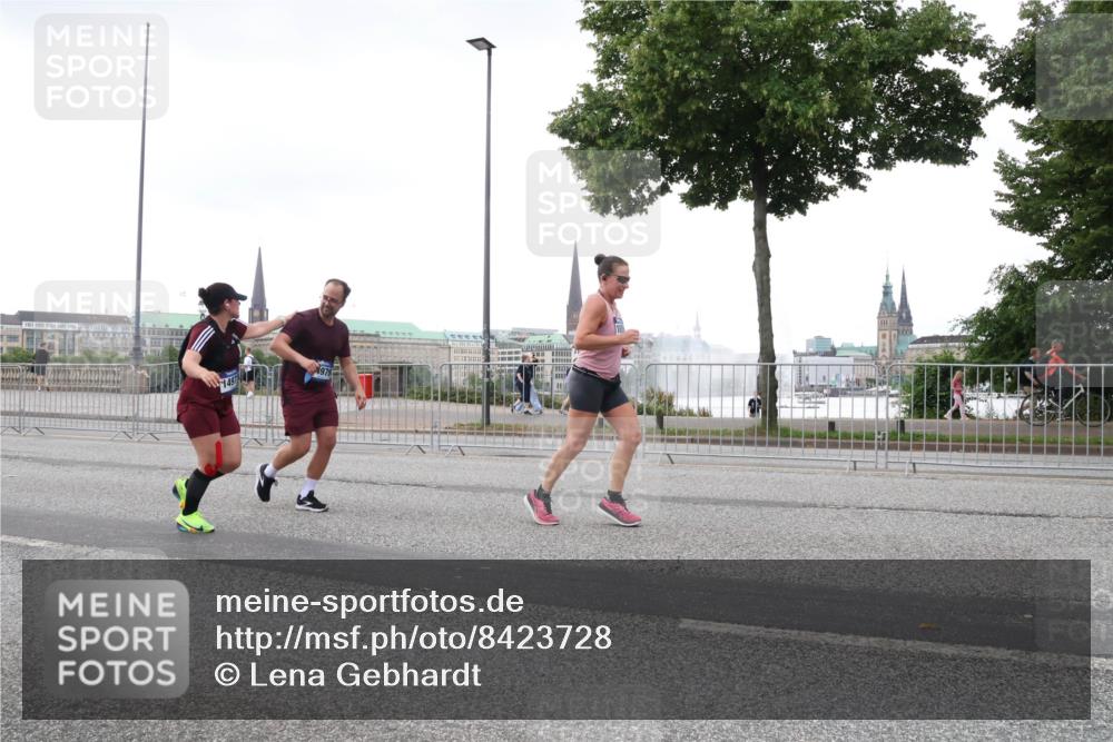 29.06.2025 - hella hamburg halbmarathon Lena Gebhardt http://msf.ph/oto/8423728 29.06.2025 10:53:10 Lombardsbrücke 149, 979, 1340, 1369, 1900, 1906, 2065, 2146, 2291, 2409, 2701, 2988, 3226, 3227, 3787, 4195, 4626, 4729, 5428, 5815, 6135, 6521, 7032, 7068, 7483, 7681, 7737, 7876, 8189, 8212, 8414, 8515, 8641, 8906, 9545, 9685, 9764, 10043, 10055, 10175, 10417, 10490, 10568, 10661, 10879, 10981, 11520, 11524, 11919, 12127, 12128, 12193, 12219, 12700, 12994, 13489, 13916, 13917, 14009, 14038, 14765, 14807, 14977, 14979, 16137 meine-sportfotos.de