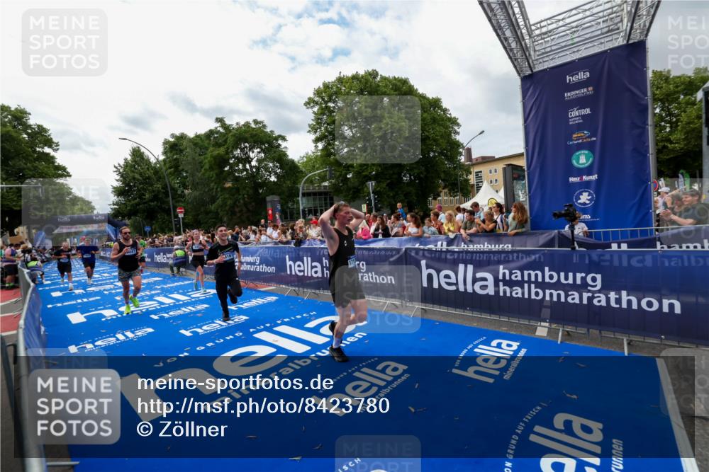 29.06.2025 - hella hamburg halbmarathon Zöllner http://msf.ph/oto/8423780 29.06.2025 10:33:21 Ziel 1959, 4679, 7723, 9047, 14167, 16881, 17175, 18455 meine-sportfotos.de