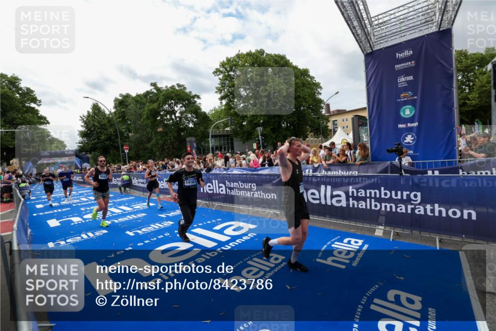 29.06.2025 - hella hamburg halbmarathon Zöllner http://msf.ph/oto/8423786 29.06.2025 10:33:22 Ziel 1959, 4679, 7723, 9047, 14167, 16881, 17175, 18455 meine-sportfotos.de
