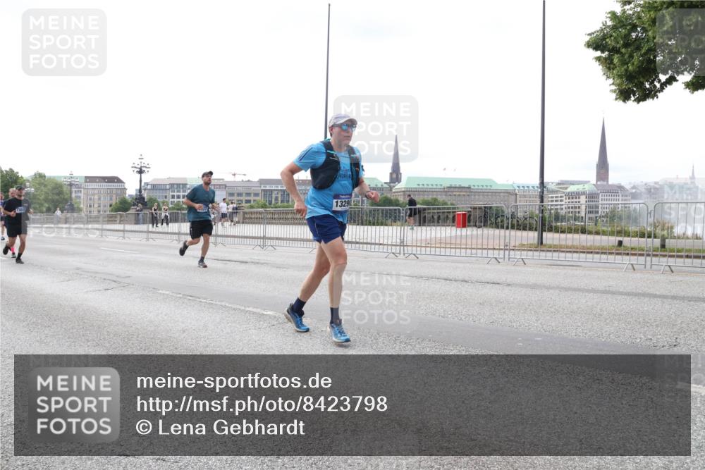 29.06.2025 - hella hamburg halbmarathon Lena Gebhardt http://msf.ph/oto/8423798 29.06.2025 10:28:20 Lombardsbrücke 1329, 1148, 3445, 5369, 5604, 5718, 5847, 5903, 5939, 6418, 6632, 7497, 7667, 7980, 8215, 8327, 8560, 9567, 9653, 9654, 9716, 9855, 10434, 11692, 11739, 12780, 12842, 13045, 13296, 13400, 13568, 13678, 13860, 14017, 14155, 15123, 15608, 16125, 18256, 18293, 18604, 19180 meine-sportfotos.de