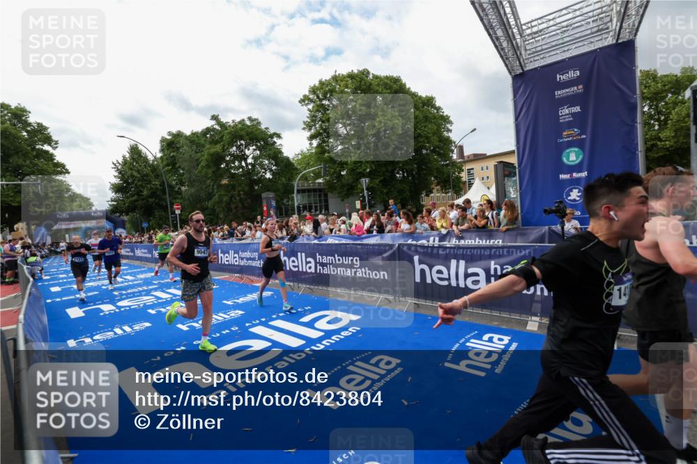29.06.2025 - hella hamburg halbmarathon Zöllner http://msf.ph/oto/8423804 29.06.2025 10:33:22 Ziel 1959, 4679, 7723, 9047, 14167, 16881, 17175, 18455 meine-sportfotos.de