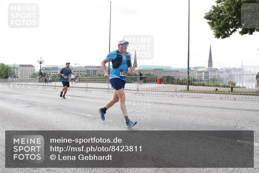 29.06.2025 - hella hamburg halbmarathon Lena Gebhardt http://msf.ph/oto/8423811 29.06.2025 10:28:20 Lombardsbrücke 1329, 8327, 1148, 3445, 5369, 5604, 5718, 5847, 5903, 5939, 6418, 6632, 7497, 7667, 7980, 8215, 8327, 8560, 9567, 9653, 9654, 9716, 9855, 10434, 11692, 11739, 12780, 12842, 13045, 13296, 13400, 13568, 13678, 13860, 14017, 14155, 15123, 15608, 16125, 18256, 18293, 18604, 19180 meine-sportfotos.de