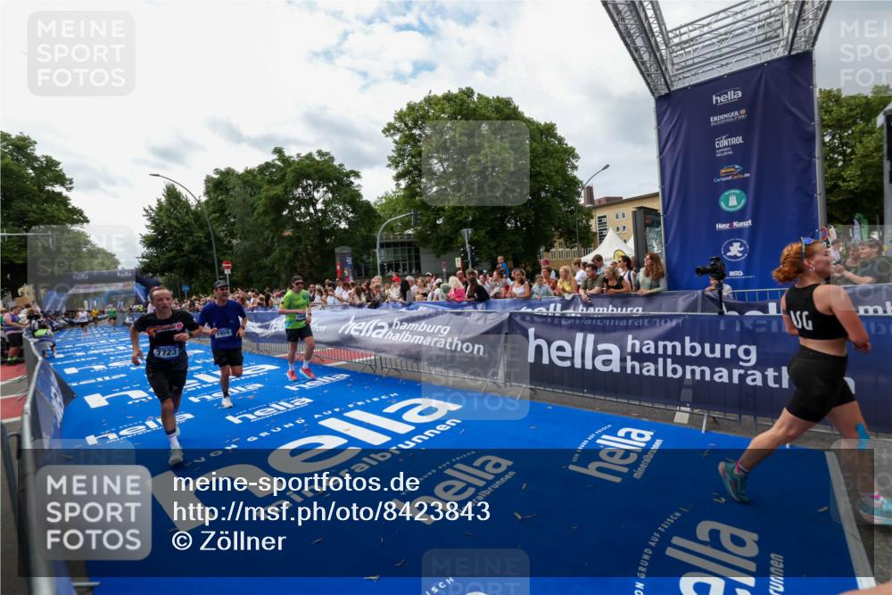29.06.2025 - hella hamburg halbmarathon Zöllner http://msf.ph/oto/8423843 29.06.2025 10:33:24 Ziel 1959, 4679, 7723, 9047, 16881, 17056, 17489, 18455 meine-sportfotos.de