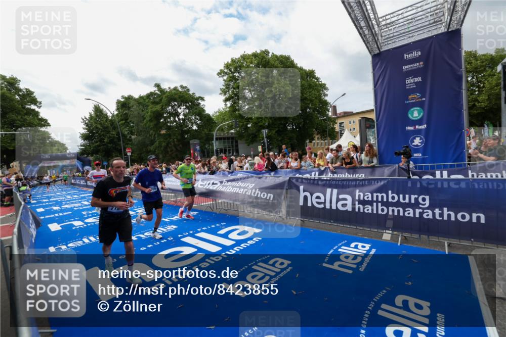29.06.2025 - hella hamburg halbmarathon Zöllner http://msf.ph/oto/8423855 29.06.2025 10:33:24 Ziel 1959, 4679, 7723, 9047, 16881, 17056, 17489, 18455 meine-sportfotos.de