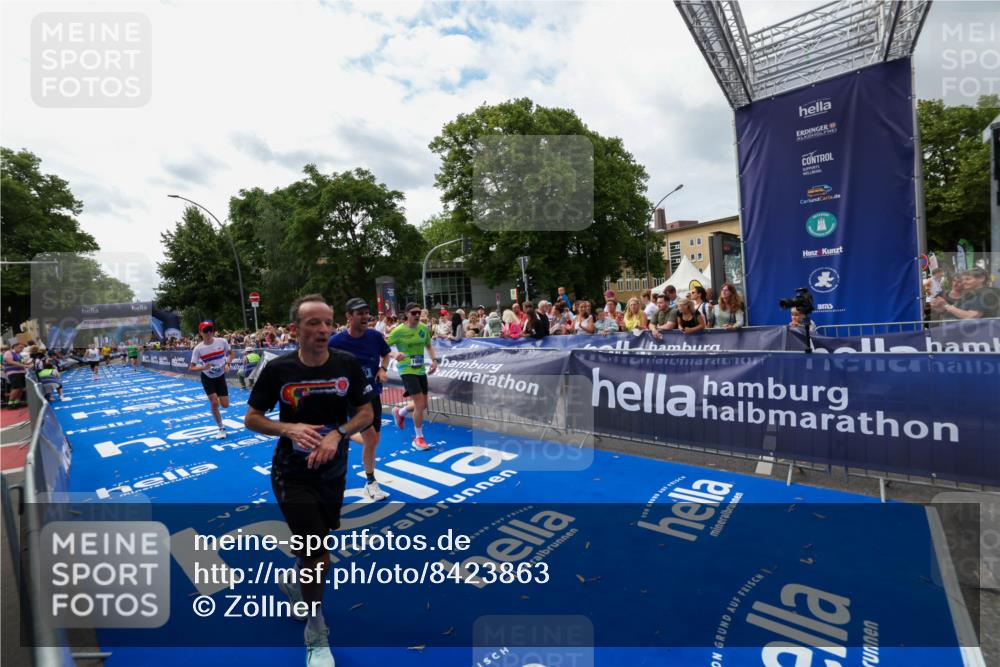 29.06.2025 - hella hamburg halbmarathon Zöllner http://msf.ph/oto/8423863 29.06.2025 10:33:24 Ziel 1959, 4679, 7723, 9047, 16881, 17056, 17489, 18455 meine-sportfotos.de