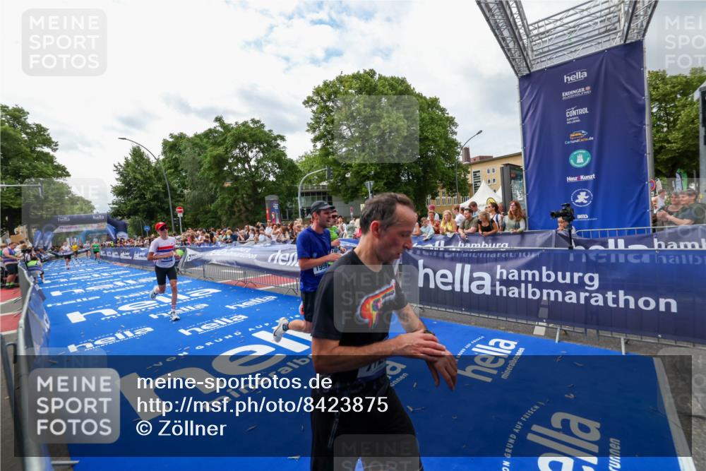 29.06.2025 - hella hamburg halbmarathon Zöllner http://msf.ph/oto/8423875 29.06.2025 10:33:25 Ziel 1959, 4679, 7723, 8956, 16881, 17056, 17489 meine-sportfotos.de