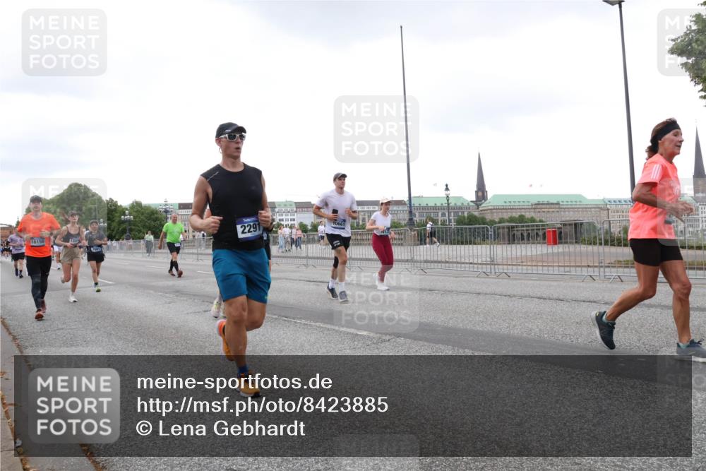 29.06.2025 - hella hamburg halbmarathon Lena Gebhardt http://msf.ph/oto/8423885 29.06.2025 10:53:12 Lombardsbrücke 16156, 134, 2291, 10661, 1340, 1900, 1906, 2065, 2146, 2291, 2409, 2701, 2988, 3226, 3787, 4195, 4626, 4729, 5428, 5815, 6041, 6044, 6135, 6521, 7032, 7068, 7483, 7681, 7737, 7876, 8189, 8212, 8414, 8515, 8641, 8906, 9545, 9685, 9764, 10043, 10055, 10175, 10417, 10490, 10568, 10661, 10981, 11520, 11524, 11919, 12127, 12128, 12193, 12219, 12700, 13489, 13916, 13917, 14009, 14038, 14765, 14807, 14977, 14979, 16137 meine-sportfotos.de
