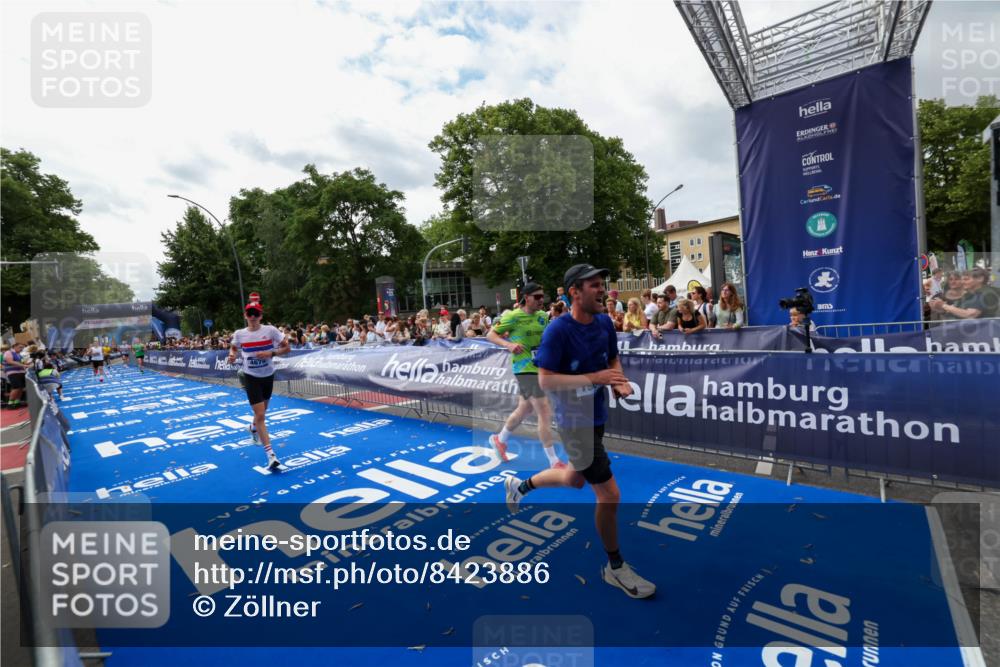 29.06.2025 - hella hamburg halbmarathon Zöllner http://msf.ph/oto/8423886 29.06.2025 10:33:25 Ziel 1959, 4679, 7723, 8956, 16881, 17056, 17489 meine-sportfotos.de