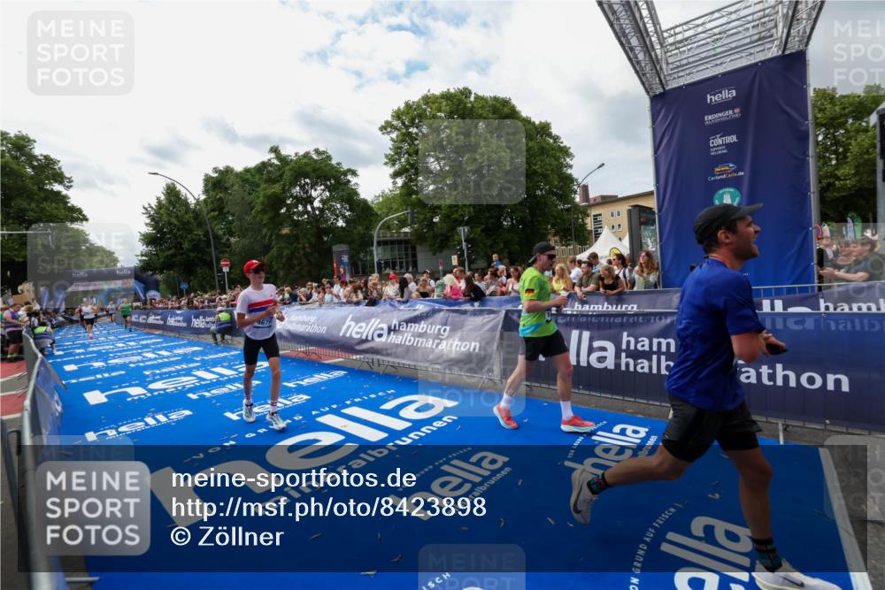 29.06.2025 - hella hamburg halbmarathon Zöllner http://msf.ph/oto/8423898 29.06.2025 10:33:25 Ziel 1959, 4679, 7723, 8956, 16881, 17056, 17489 meine-sportfotos.de
