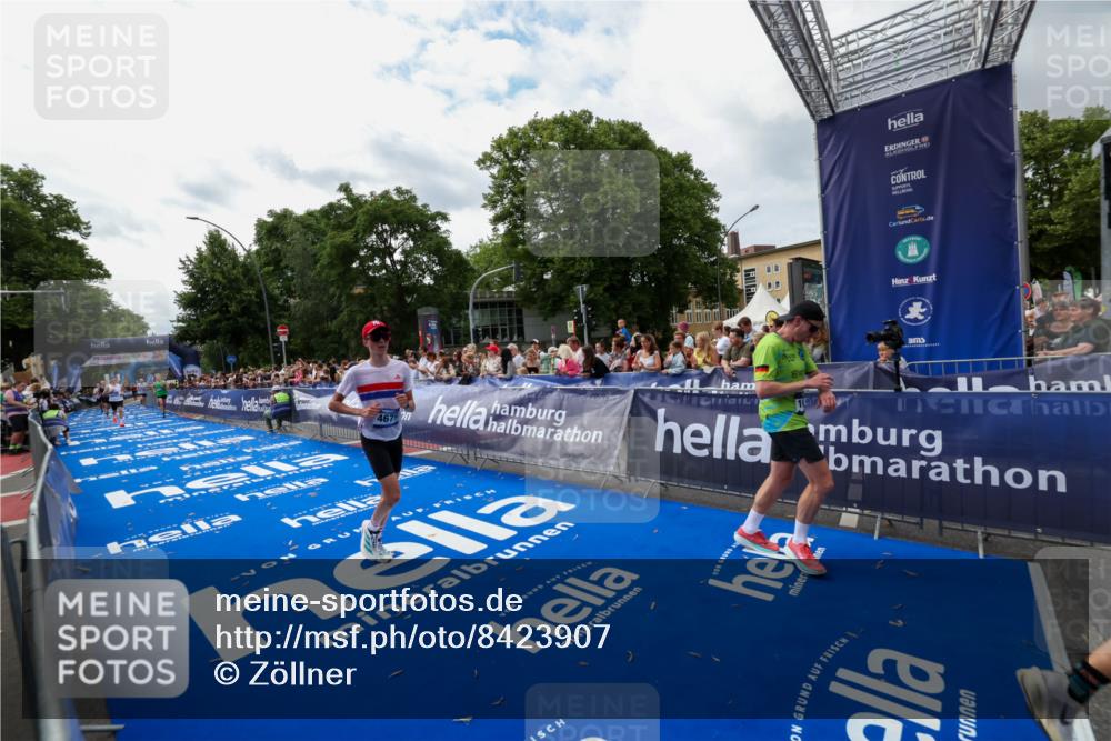 29.06.2025 - hella hamburg halbmarathon Zöllner http://msf.ph/oto/8423907 29.06.2025 10:33:26 Ziel 1959, 4602, 4679, 8956, 16881, 17056, 17489 meine-sportfotos.de