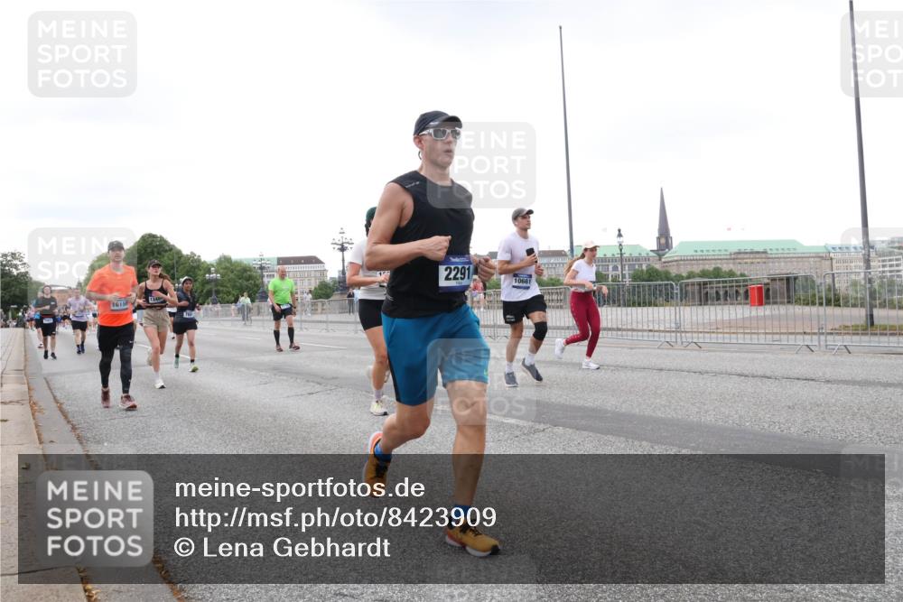 29.06.2025 - hella hamburg halbmarathon Lena Gebhardt http://msf.ph/oto/8423909 29.06.2025 10:53:13 Lombardsbrücke 16156, 2291, 10661, 1340, 1900, 1906, 2065, 2146, 2291, 2409, 2701, 2988, 3226, 3787, 4195, 4626, 4729, 5428, 5562, 5815, 6041, 6044, 6135, 6521, 7032, 7068, 7483, 7681, 7737, 7876, 8189, 8212, 8414, 8515, 8906, 9545, 9685, 9764, 10043, 10055, 10175, 10417, 10490, 10568, 10661, 10981, 11520, 11524, 11919, 12127, 12128, 12193, 12219, 12700, 13489, 13916, 13917, 14009, 14038, 14765, 14807, 14977, 14979, 16137 meine-sportfotos.de