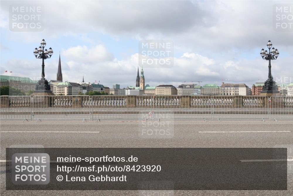 29.06.2025 - hella hamburg halbmarathon Lena Gebhardt http://msf.ph/oto/8423920 29.06.2025 08:58:13 Lombardsbrücke  meine-sportfotos.de
