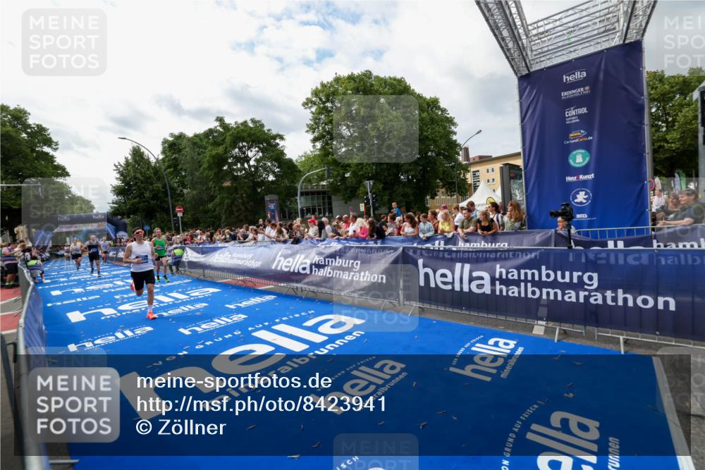 29.06.2025 - hella hamburg halbmarathon Zöllner http://msf.ph/oto/8423941 29.06.2025 10:33:29 Ziel 4602, 8956, 15326, 16931, 17056, 17489, 18731 meine-sportfotos.de
