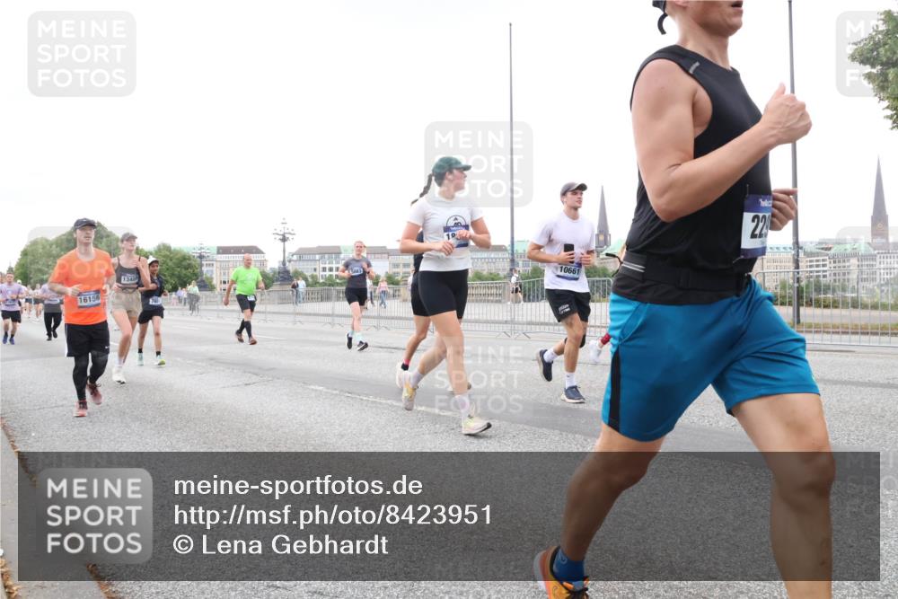 29.06.2025 - hella hamburg halbmarathon Lena Gebhardt http://msf.ph/oto/8423951 29.06.2025 10:53:13 Lombardsbrücke 1348, 16156, 19, 10661, 220, 1340, 1900, 1906, 2065, 2146, 2291, 2409, 2701, 2988, 3226, 3787, 4195, 4626, 4729, 5428, 5562, 5815, 6041, 6044, 6135, 6521, 7032, 7068, 7483, 7681, 7737, 7876, 8189, 8212, 8414, 8515, 8906, 9545, 9685, 9764, 10043, 10055, 10175, 10417, 10490, 10568, 10661, 10981, 11520, 11524, 11919, 12127, 12128, 12193, 12219, 12700, 13489, 13916, 13917, 14009, 14038, 14765, 14807, 14977, 14979, 16137 meine-sportfotos.de