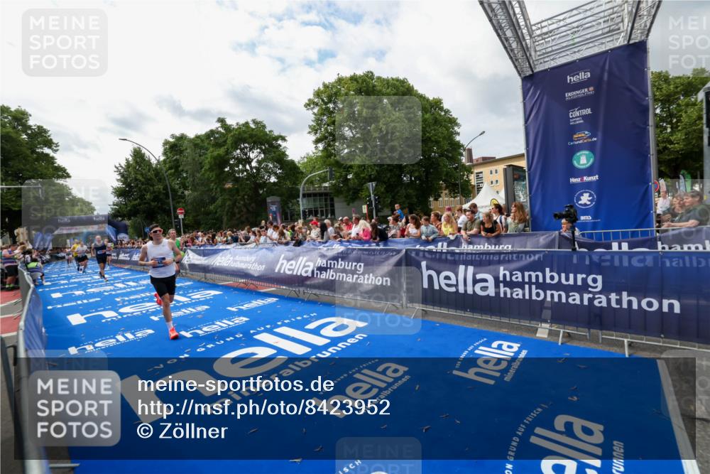 29.06.2025 - hella hamburg halbmarathon Zöllner http://msf.ph/oto/8423952 29.06.2025 10:33:30 Ziel 4602, 8956, 15326, 16931, 17056, 17489, 18731 meine-sportfotos.de