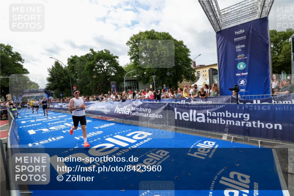 29.06.2025 - hella hamburg halbmarathon Zöllner http://msf.ph/oto/8423960 29.06.2025 10:33:30 Ziel 4602, 8956, 15326, 16931, 17056, 17489, 18731 meine-sportfotos.de