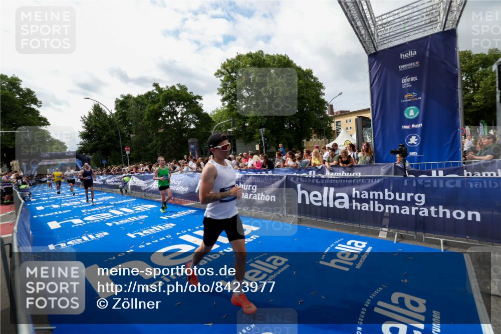 29.06.2025 - hella hamburg halbmarathon Zöllner http://msf.ph/oto/8423977 29.06.2025 10:33:31 Ziel 4602, 8956, 15326, 16931, 17056, 17489, 18731 meine-sportfotos.de