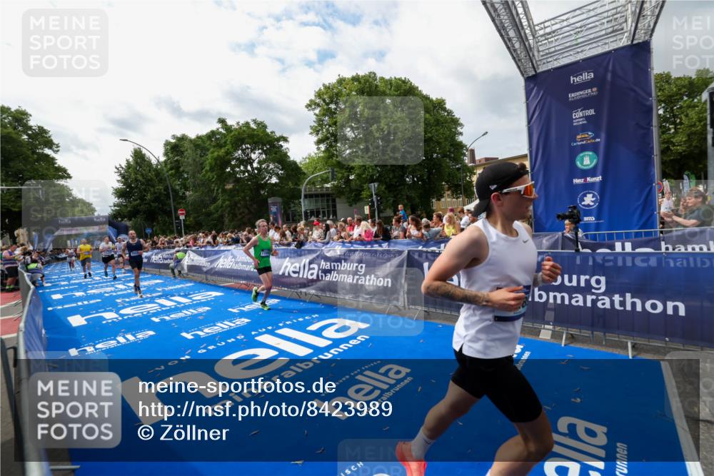 29.06.2025 - hella hamburg halbmarathon Zöllner http://msf.ph/oto/8423989 29.06.2025 10:33:31 Ziel 4602, 8956, 15326, 16931, 17056, 17489, 18731 meine-sportfotos.de
