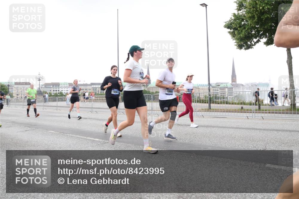 29.06.2025 - hella hamburg halbmarathon Lena Gebhardt http://msf.ph/oto/8423995 29.06.2025 10:53:14 Lombardsbrücke 10661, 1613, 16961, 1340, 1709, 1900, 1906, 1984, 2065, 2146, 2291, 2409, 2701, 2988, 3226, 3787, 4195, 4626, 4729, 5428, 5562, 5815, 6041, 6044, 6135, 6521, 7032, 7068, 7483, 7681, 7737, 7876, 8189, 8212, 8414, 8515, 8906, 9456, 9545, 9685, 9764, 9785, 10043, 10055, 10175, 10417, 10490, 10568, 10661, 10981, 11520, 11524, 11919, 12127, 12128, 12193, 12219, 12700, 13489, 13916, 13917, 14009, 14038, 14765, 14807, 14977, 14979, 16137 meine-sportfotos.de