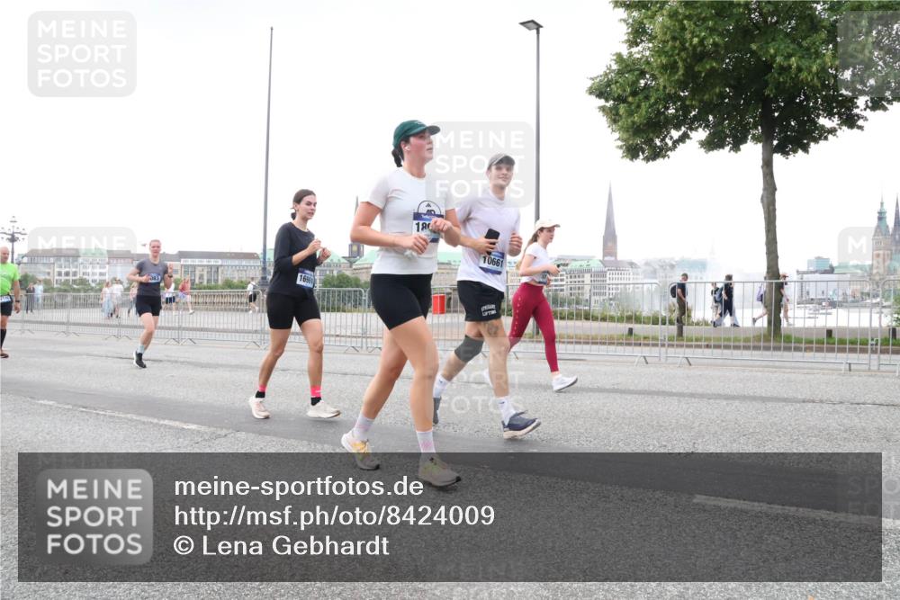 29.06.2025 - hella hamburg halbmarathon Lena Gebhardt http://msf.ph/oto/8424009 29.06.2025 10:53:14 Lombardsbrücke 16961, 180, 10661, 1340, 1709, 1900, 1906, 1984, 2065, 2146, 2291, 2409, 2701, 2988, 3226, 3787, 4195, 4626, 4729, 5428, 5562, 5815, 6041, 6044, 6135, 6521, 7032, 7068, 7483, 7681, 7737, 7876, 8189, 8212, 8414, 8515, 8906, 9456, 9545, 9685, 9764, 9785, 10043, 10055, 10175, 10417, 10490, 10568, 10661, 10981, 11520, 11524, 11919, 12127, 12128, 12193, 12219, 12700, 13489, 13916, 13917, 14009, 14038, 14765, 14807, 14977, 14979, 16137 meine-sportfotos.de