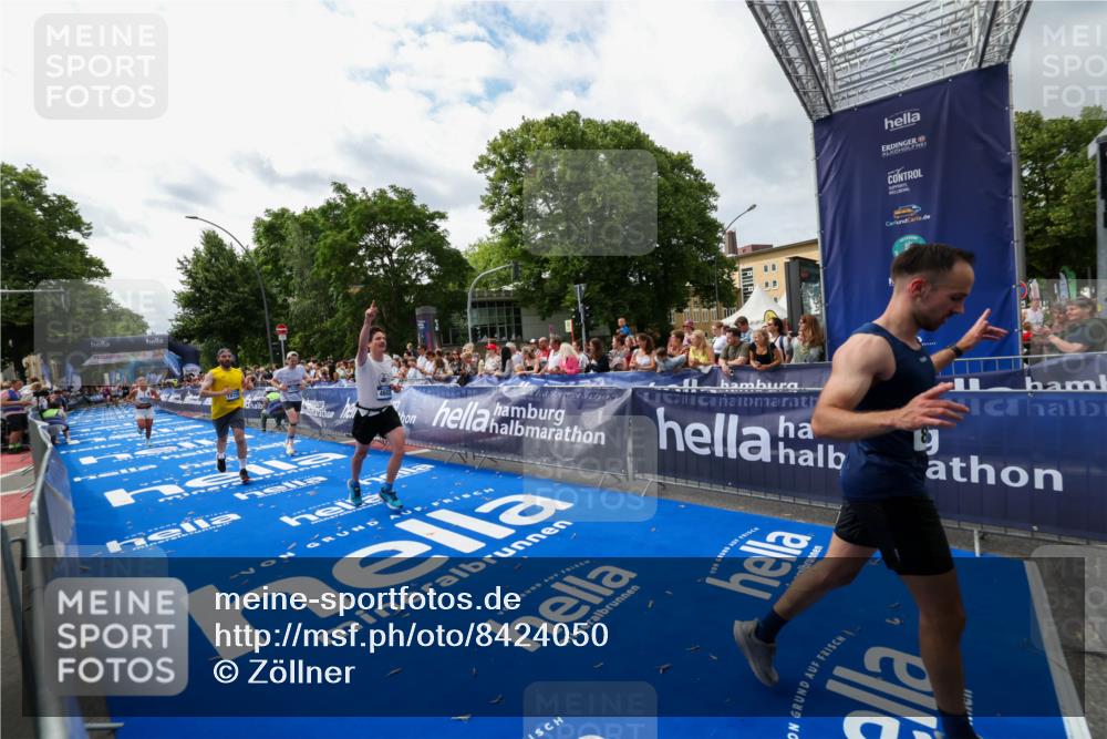 29.06.2025 - hella hamburg halbmarathon Zöllner http://msf.ph/oto/8424050 29.06.2025 10:33:34 Ziel 4602, 8312, 8956, 15326, 16931, 18731, 18854 meine-sportfotos.de