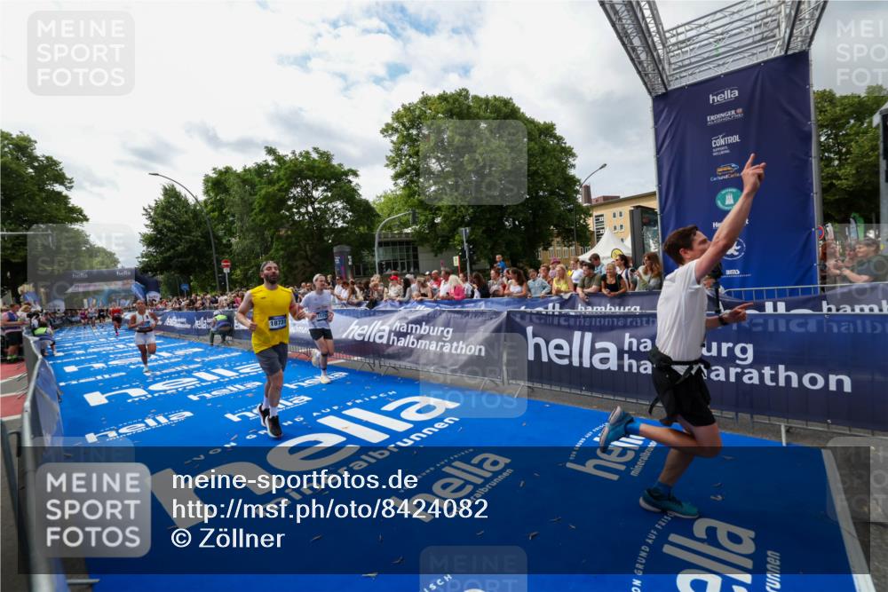 29.06.2025 - hella hamburg halbmarathon Zöllner http://msf.ph/oto/8424082 29.06.2025 10:33:35 Ziel 1053, 4602, 8312, 15326, 16931, 18731, 18854 meine-sportfotos.de