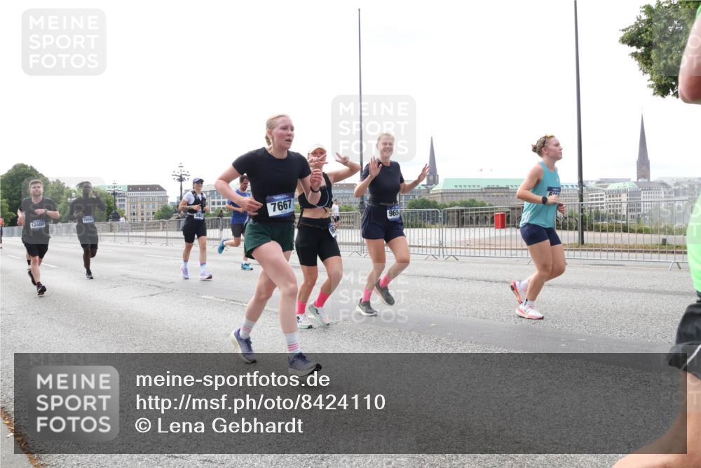 29.06.2025 - hella hamburg halbmarathon Lena Gebhardt http://msf.ph/oto/8424110 29.06.2025 10:28:24 Lombardsbrücke 13400, 18604, 7667, 965, 3445, 5369, 5604, 5718, 5847, 5903, 5939, 6102, 6418, 6632, 7497, 7667, 7980, 8215, 8327, 8560, 9567, 9642, 9653, 9654, 9716, 9855, 10434, 11692, 11739, 12780, 12842, 13045, 13296, 13400, 13568, 13678, 14017, 14155, 15123, 15608, 16125, 18256, 18293, 18604, 19180 meine-sportfotos.de