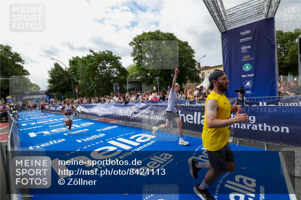29.06.2025 - hella hamburg halbmarathon Zöllner http://msf.ph/oto/8424113 29.06.2025 10:33:36 Ziel 1053, 8312, 15326, 16931, 18731, 18854 meine-sportfotos.de