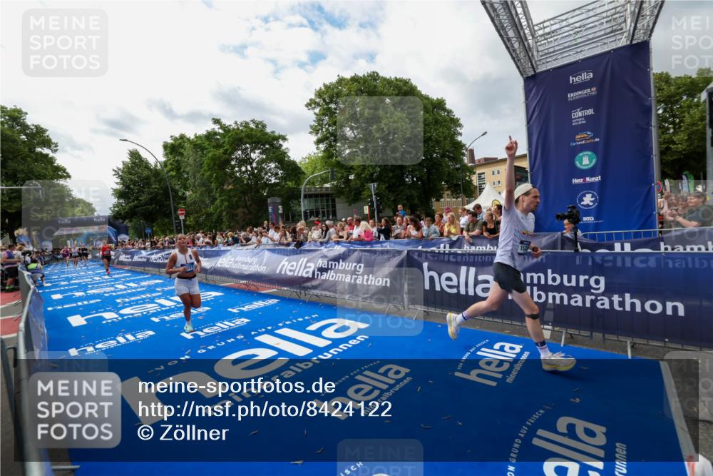 29.06.2025 - hella hamburg halbmarathon Zöllner http://msf.ph/oto/8424122 29.06.2025 10:33:36 Ziel 1053, 8312, 15326, 16931, 18731, 18854 meine-sportfotos.de