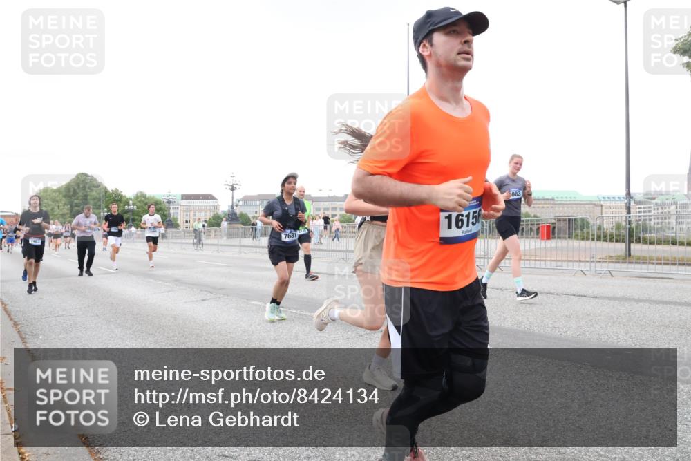 29.06.2025 - hella hamburg halbmarathon Lena Gebhardt http://msf.ph/oto/8424134 29.06.2025 10:53:16 Lombardsbrücke 7483, 7681, 1615, 083, 1340, 1709, 1900, 1906, 1984, 2065, 2146, 2291, 2409, 2701, 2988, 3226, 3787, 4195, 4595, 4626, 4729, 5428, 5562, 5815, 6041, 6044, 6135, 6521, 7068, 7483, 7611, 7681, 7737, 7876, 8189, 8212, 8414, 8515, 8906, 9456, 9545, 9685, 9764, 9785, 10043, 10055, 10175, 10417, 10490, 10568, 10661, 10981, 11520, 11524, 11919, 12127, 12128, 12193, 12219, 12700, 13489, 13916, 13917, 14009, 14038, 14765, 14807, 14977, 14979, 16137 meine-sportfotos.de