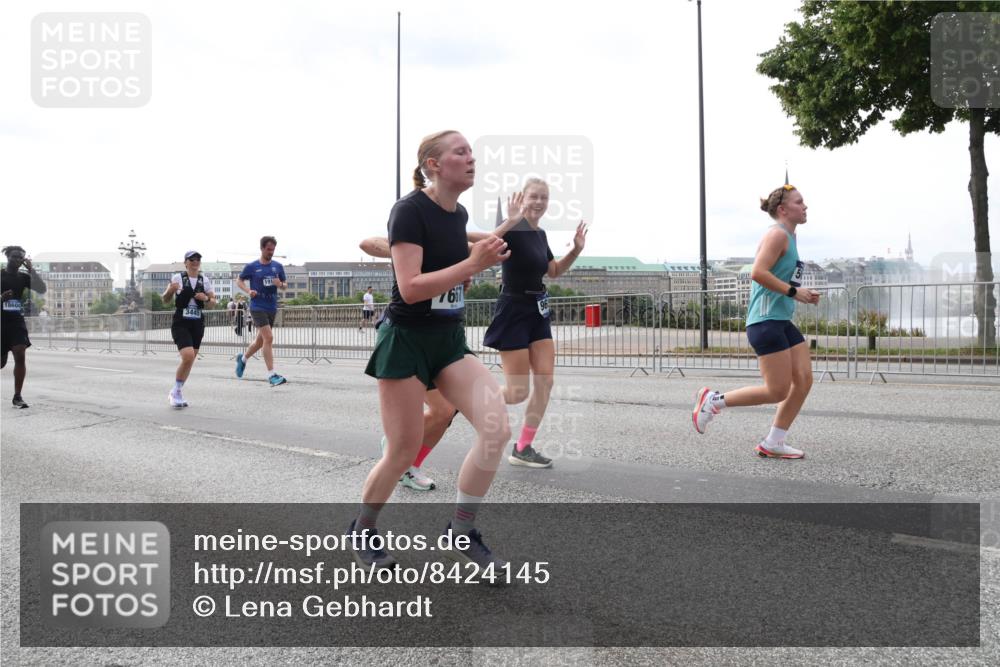 29.06.2025 - hella hamburg halbmarathon Lena Gebhardt http://msf.ph/oto/8424145 29.06.2025 10:28:25 Lombardsbrücke 18604, 3445, 1912, 667, 3445, 4700, 5369, 5604, 5718, 5847, 5903, 5939, 6102, 6418, 6632, 7497, 7667, 7980, 8215, 8327, 8560, 9642, 9653, 9654, 9716, 9855, 10434, 11692, 11739, 12780, 12842, 13045, 13296, 13400, 13568, 13678, 14017, 14155, 15123, 15608, 16125, 18256, 18293, 18604, 19180 meine-sportfotos.de
