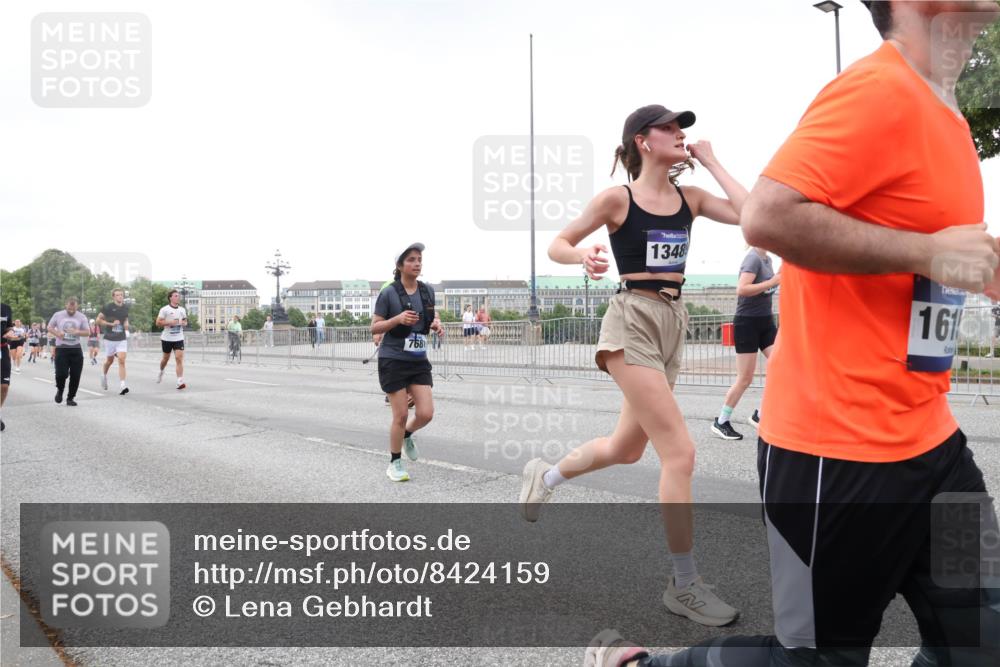 29.06.2025 - hella hamburg halbmarathon Lena Gebhardt http://msf.ph/oto/8424159 29.06.2025 10:53:16 Lombardsbrücke 7681, 1348, 161, 1340, 1709, 1900, 1906, 1984, 2065, 2146, 2291, 2409, 2701, 2988, 3226, 3787, 4195, 4595, 4626, 4729, 5428, 5562, 5815, 6041, 6044, 6135, 6521, 7068, 7483, 7611, 7681, 7737, 7876, 8189, 8212, 8414, 8515, 8906, 9456, 9545, 9685, 9764, 9785, 10043, 10055, 10175, 10417, 10490, 10568, 10661, 10981, 11520, 11524, 11919, 12127, 12128, 12193, 12219, 12700, 13489, 13916, 13917, 14009, 14038, 14765, 14807, 14977, 14979, 16137 meine-sportfotos.de