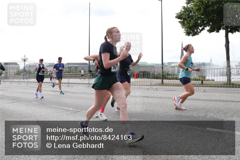 29.06.2025 - hella hamburg halbmarathon Lena Gebhardt http://msf.ph/oto/8424163 29.06.2025 10:28:25 Lombardsbrücke 1918, 76, 3445, 4700, 5369, 5604, 5718, 5847, 5903, 5939, 6102, 6418, 6632, 7497, 7667, 7980, 8215, 8327, 8560, 9642, 9653, 9654, 9716, 9855, 10434, 11692, 11739, 12780, 12842, 13045, 13296, 13400, 13568, 13678, 14017, 14155, 15123, 15608, 16125, 18256, 18293, 18604, 19180 meine-sportfotos.de
