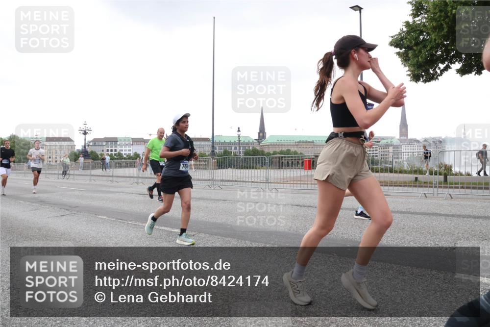 29.06.2025 - hella hamburg halbmarathon Lena Gebhardt http://msf.ph/oto/8424174 29.06.2025 10:53:16 Lombardsbrücke 1340, 1709, 1900, 1906, 1984, 2065, 2146, 2291, 2409, 2701, 2988, 3226, 3787, 4195, 4595, 4626, 4729, 5428, 5562, 5815, 6041, 6044, 6135, 6521, 7068, 7483, 7611, 7681, 7737, 7876, 8189, 8212, 8414, 8515, 8906, 9456, 9545, 9685, 9764, 9785, 10043, 10055, 10175, 10417, 10490, 10568, 10661, 10981, 11520, 11524, 11919, 12127, 12128, 12193, 12219, 12700, 13489, 13916, 13917, 14009, 14038, 14765, 14807, 14977, 14979, 16137 meine-sportfotos.de