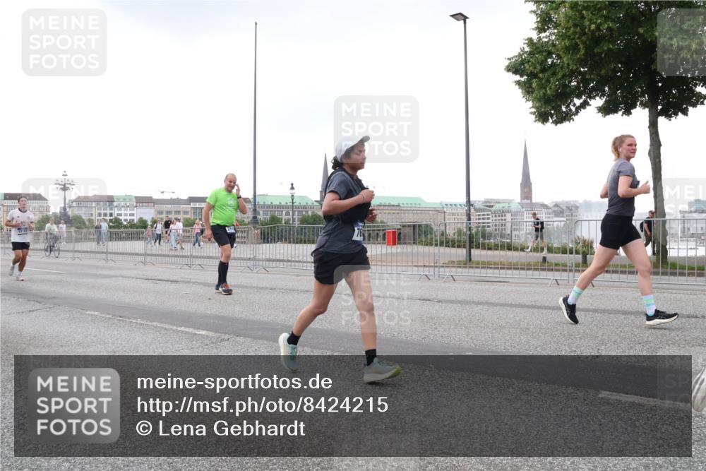 29.06.2025 - hella hamburg halbmarathon Lena Gebhardt http://msf.ph/oto/8424215 29.06.2025 10:53:17 Lombardsbrücke 1340, 1709, 1900, 1906, 1984, 2065, 2146, 2291, 2409, 2429, 2701, 2988, 3226, 3787, 4195, 4595, 4626, 4729, 5428, 5562, 5815, 6041, 6044, 6135, 6521, 7068, 7483, 7611, 7681, 7737, 7876, 8189, 8212, 8414, 8515, 8906, 9077, 9456, 9545, 9685, 9764, 9785, 10043, 10055, 10175, 10417, 10490, 10568, 10661, 10981, 11520, 11524, 11919, 12127, 12128, 12193, 12219, 12700, 13489, 13916, 13917, 14038, 14765, 14807, 14977, 14979, 16137 meine-sportfotos.de