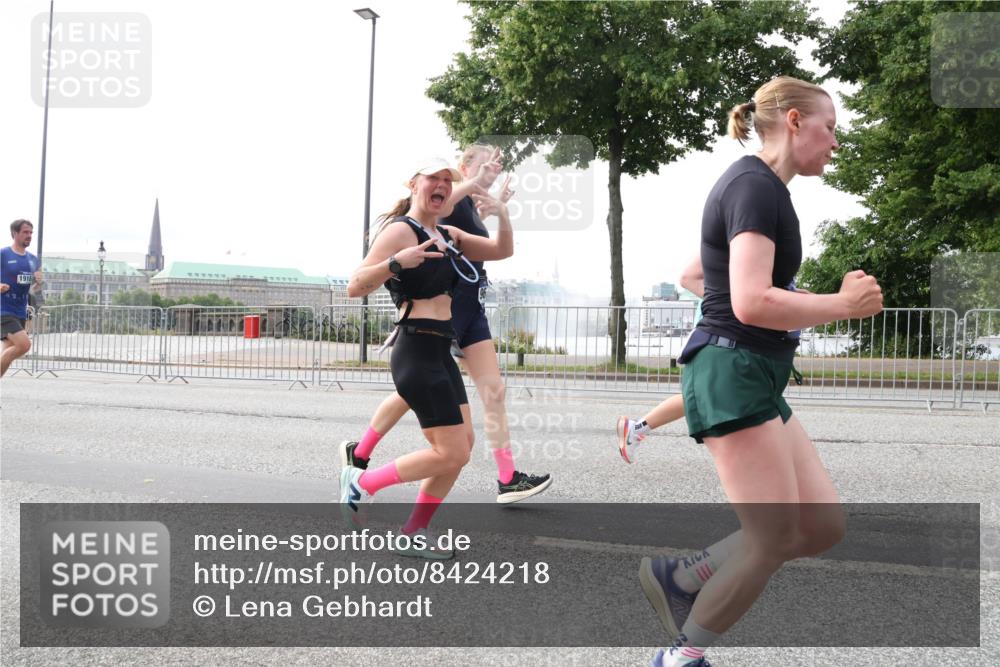 29.06.2025 - hella hamburg halbmarathon Lena Gebhardt http://msf.ph/oto/8424218 29.06.2025 10:28:25 Lombardsbrücke 1918, 42, 15, 3445, 4700, 5369, 5604, 5718, 5847, 5903, 5939, 6102, 6418, 6632, 7497, 7667, 7980, 8215, 8327, 8560, 9642, 9653, 9654, 9716, 9855, 10434, 11692, 11739, 12780, 12842, 13045, 13296, 13400, 13568, 13678, 14017, 14155, 15123, 15608, 16125, 18256, 18293, 18604, 19180 meine-sportfotos.de
